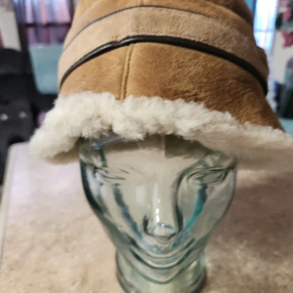 Ugg chestnut color hat size 0/S suede,shearing - Picture 2 of 4